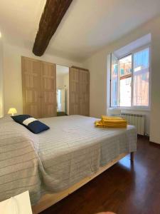 Un dormitorio con una cama grande y una ventana. en Appartamento Profumo di Mare, en Camogli