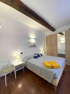 a bedroom with a bed with two yellow towels on it at Appartamento Profumo di Mare in Camogli