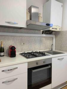 a kitchen with a stove and a sink at Appartamento Profumo di Mare in Camogli