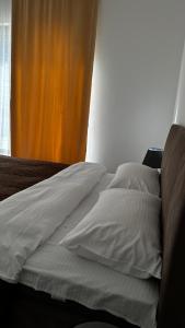 Een bed of bedden in een kamer bij KOLSAY HOME