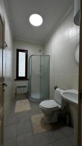 Een badkamer bij KOLSAY HOME