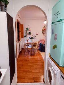 cocina y comedor con mesa y sillas en Casa El Tesorillo en Toledo