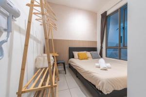Camera con letto e scala in legno. di Serene Muji Family Cottage(2-7pax) & Sunrise View a Cameron Highlands Altre 40 foto