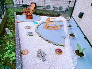un modelo de jardín con banco y silla en 美山小屋-临近东京夏日乐园，高尾山，相模湖游乐园, en Hachioji