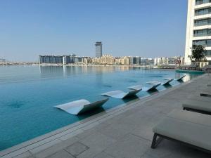 Bazén v ubytování Beach Front, High floor, Luxury nebo v jeho okolí