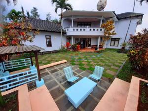 - une vue aérienne sur une maison avec des chaises et une cour dans l'établissement Villa batu malang swimming pool, à Batu