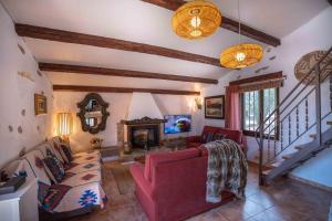 Roquetas的住宿－La caseta，客厅设有红色的沙发和壁炉