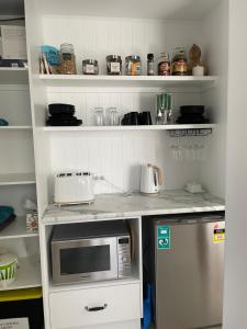 a kitchen with a counter with a microwave at Vineyard Views Rutherglen in Rutherglen