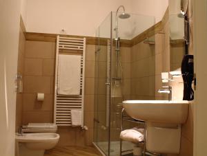 Koupelna v ubytování BHL SUITE Jacuzzi LEGNANO
