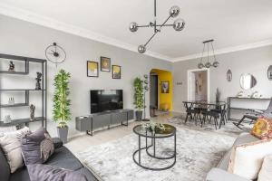 Renovu Premium House in Nisantasi في إسطنبول: غرفة معيشة مع أريكة وتلفزيون
