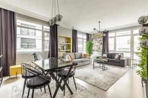 Renovu Premium House in Nisantasi في إسطنبول: غرفة معيشة مع طاولة وكراسي