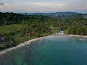 an aerial view of a beach and the ocean at Pondok Oma III in Lasikin