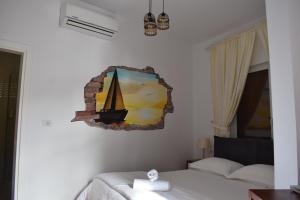 Rúm í herbergi á COSMO Beach Hotel