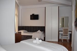 Rúm í herbergi á COSMO Beach Hotel