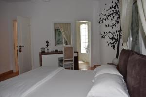 Rúm í herbergi á COSMO Beach Hotel