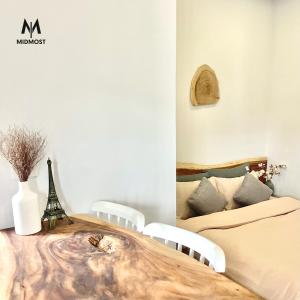 Un pat sau paturi într-o cameră la MIDMOST CASA
