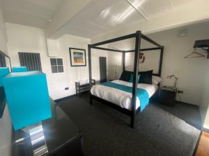 Tempat tidur dalam kamar di loch lomond apartments