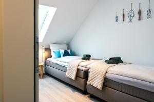 two beds sitting next to each other in a room at Luxuswohnung am Steinhuder Meer - Tierfreundlich - C in Wunstorf