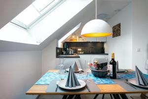 une salle à manger avec une table et une cuisine dans l'établissement Luxuswohnung am Steinhuder Meer - Tierfreundlich - C, à Wunstorf