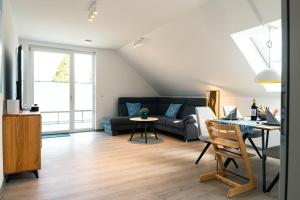un salon avec un canapé et une table dans l'établissement Luxuswohnung am Steinhuder Meer - Tierfreundlich - C, à Wunstorf