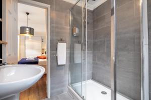 a bathroom with a shower and a sink at Lovely One Bed in the Heart of Covent Garden in London