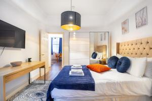 1 dormitorio con 1 cama grande con almohadas azules en Lovely One Bed in the Heart of Covent Garden, en Londres