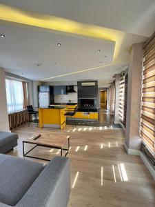 a living room with a couch and a kitchen at The Sisli Luxury Corner Suit in Istanbul
