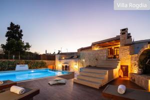 willa z basenem i domem w obiekcie Atsipopoulo Villas w mieście Atsipopoulo