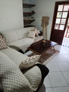 Sala de estar con 2 sofás y mesa de centro en Hospedagem Vanilda, en Nova Friburgo