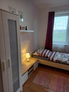 Un dormitorio pequeño con una cama y una ventana. en Paradise villa apartment, en Praga