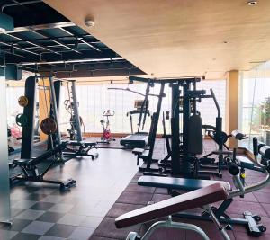 einen Fitnessraum mit mehreren Laufbändern und Heimtrainern in der Unterkunft Apec Mandala hotel & suites Hải dương in Hải Dương