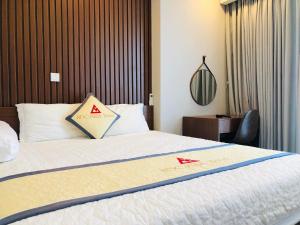 ein Hotelzimmer mit einem Bett mit zwei roten Vögeln darauf in der Unterkunft Apec Mandala hotel & suites Hải dương in Hải Dương