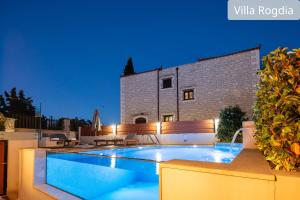 Bazén v ubytování Atsipopoulo Villas nebo v jeho okolí