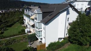 een luchtfoto van een huis bij Ferienwohnung Rhein-Panorama in Lahnstein