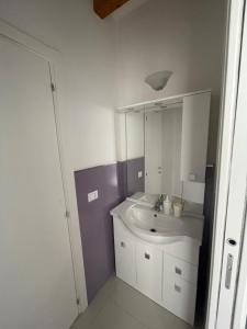 een badkamer met een wastafel en een spiegel bij Palazzo di Fazio Suites in San Severo