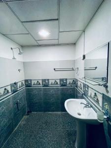 y baño con lavabo y espejo. en Lucky Lodge en Koggala