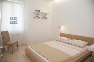 una camera con un letto, una sedia e una finestra di Center 2 Rooms B&b a Roma