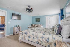 1 dormitorio con cama y pared azul en Chinook Overlook, en Lincoln City