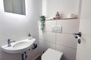 Ett badrum på Modernes City-Apartment nahe Messe Düsseldorf