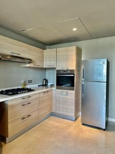La cuisine est équipée d'un réfrigérateur et de placards en acier inoxydable. dans l'établissement Apart luxe, à Casablanca