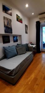 un soggiorno con un grande letto in una camera di Piazza Venezia Suite and Terrace a Roma