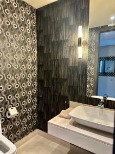 La salle de bains est pourvue d'un lavabo et d'un miroir. dans l'établissement Apart luxe, à Casablanca