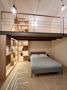 ein Schlafzimmer mit einem Etagenbett und Regalen in der Unterkunft Casa Dom-Ino 25 in Bagheria
