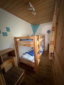 a bedroom with two bunk beds in a room at Feriendorf Finnhütte in Niesky