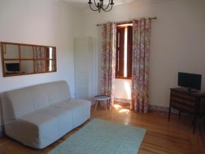 salon z białą kanapą i oknem w obiekcie Casa da Villa 1B w mieście Sintra