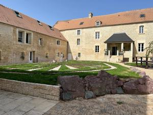 een groot stenen gebouw met een tuin ervoor bij la Bastide du Laizon & Spa in Maizières