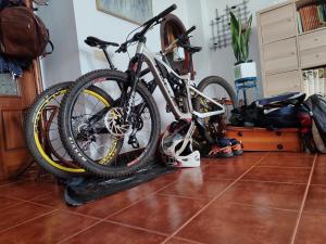 a bike on a stand in a room at Lourdes 1 casa compartida solo con la anfitriona in Breña Baja