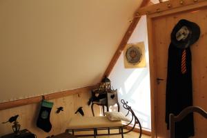 een kamer met een trap met een stropdas en een stoel bij Gîte du sorcier - Etat Nature in Magnières