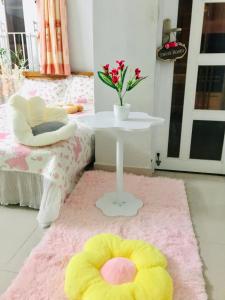 une chambre avec une table et un tapis rose dans l'établissement Lucky Home, à Nha Trang