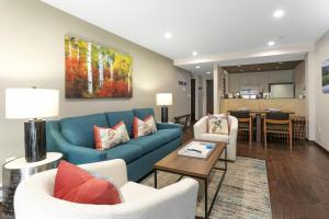 een woonkamer met een blauwe bank en stoelen bij 303 Fallridge Condominiums condo in Vail